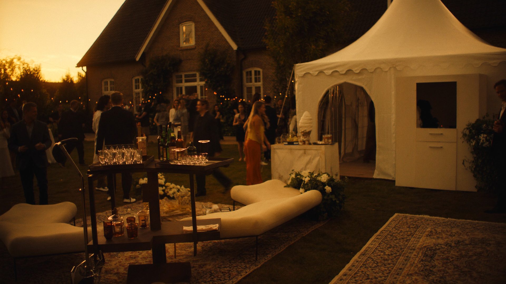 Een sfeervol ingerichte Amber House Corner in warm avondlicht